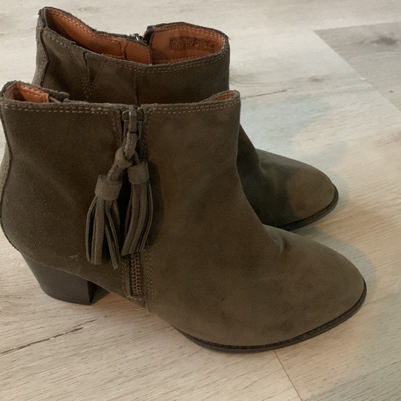 Vionic Madeline Exclusive Olive green size 8.5 Wide  tassels chunky Heels Zipper - Picture 12 of 12